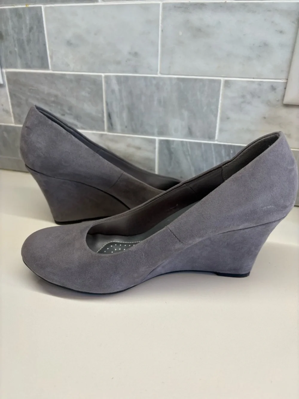 Dexflex comfort Gray Suede Wedge Pumps